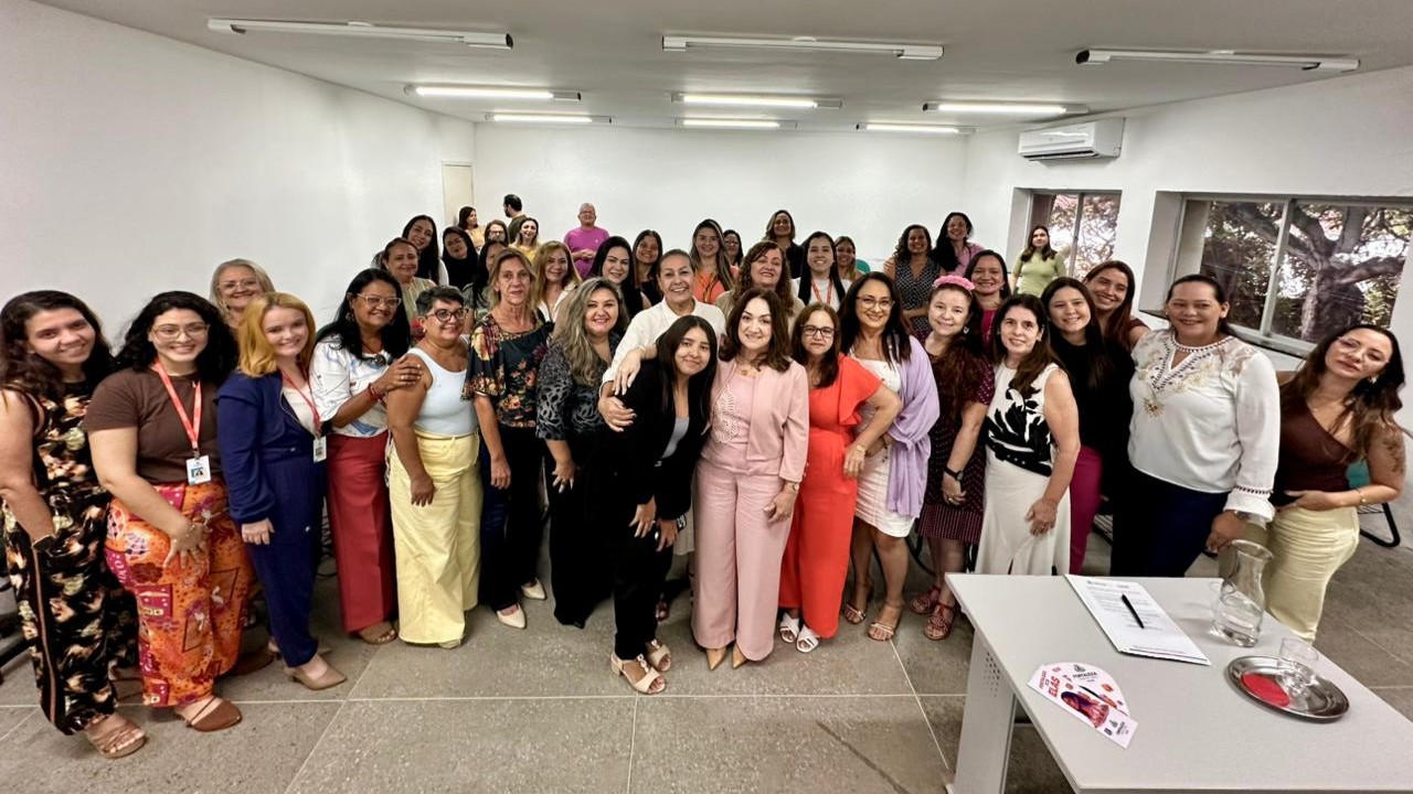 grupo de pessoas posa para a foto